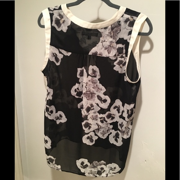 ELLEN TRACY | FLORAL SLEEVELESS BLOUSE - Picture 2 of 5